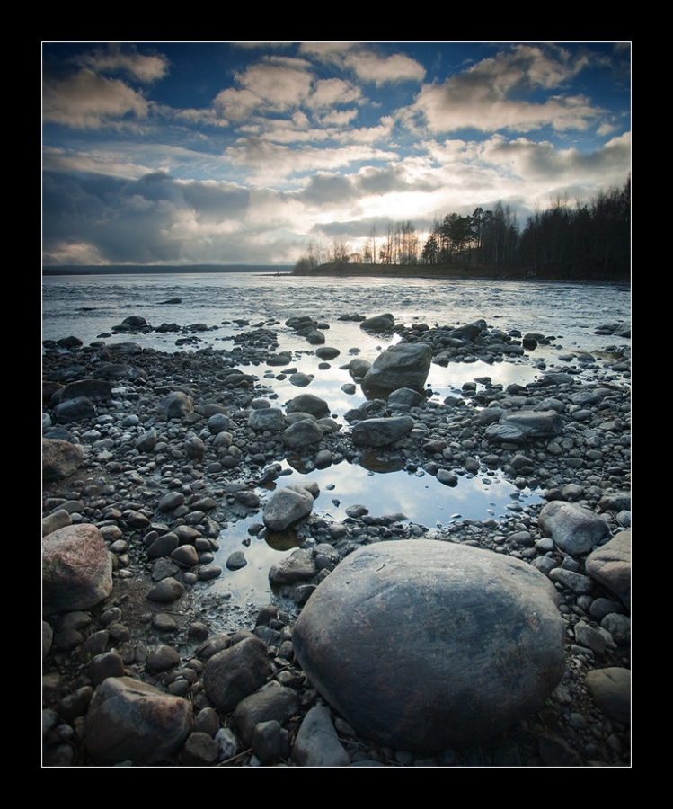 камень у реки